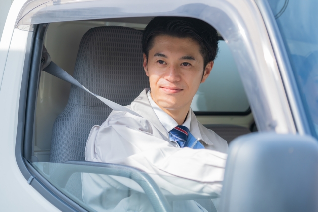 軽貨物車両を運転しているようす